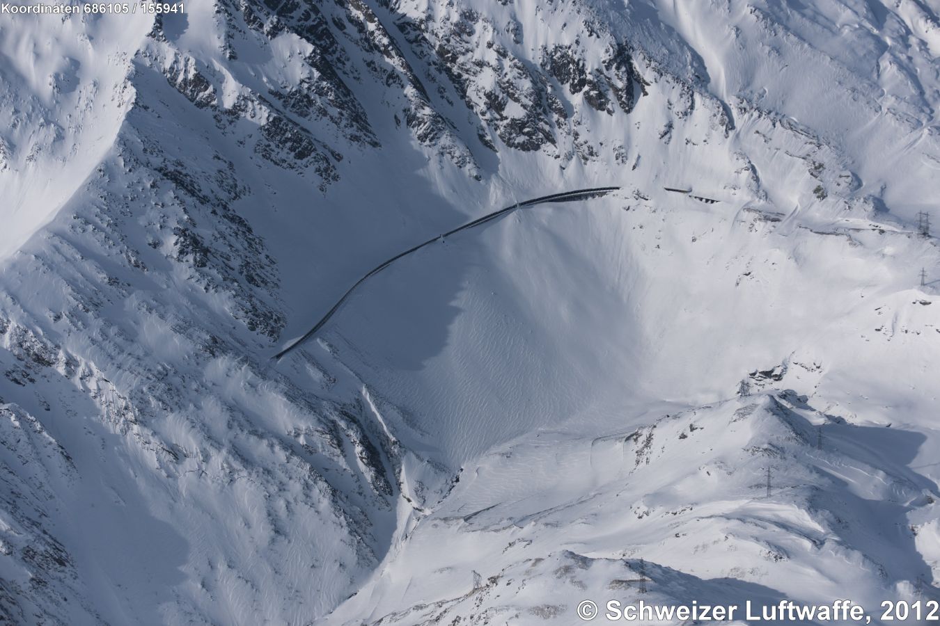 Galerien der Gotthard-Passstrasse (links Richtung Airolo); tief verschneit im Vordergrund: Tremola